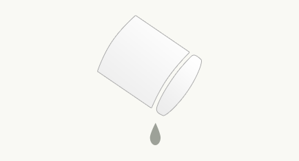 骨壺に溜まった水を抜く