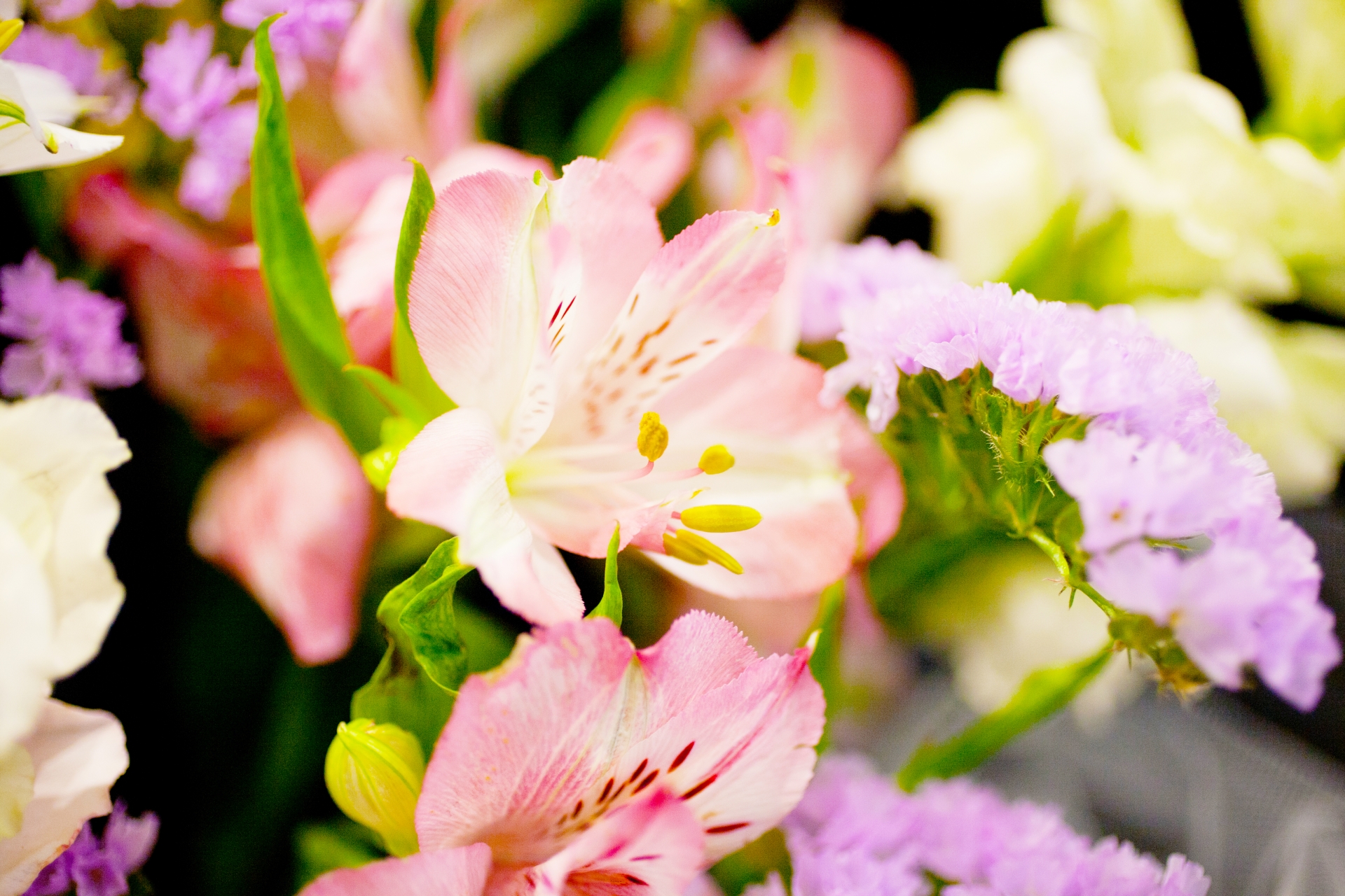 お葬式にどうしても出席できない・欠席する際の連絡や弔電について