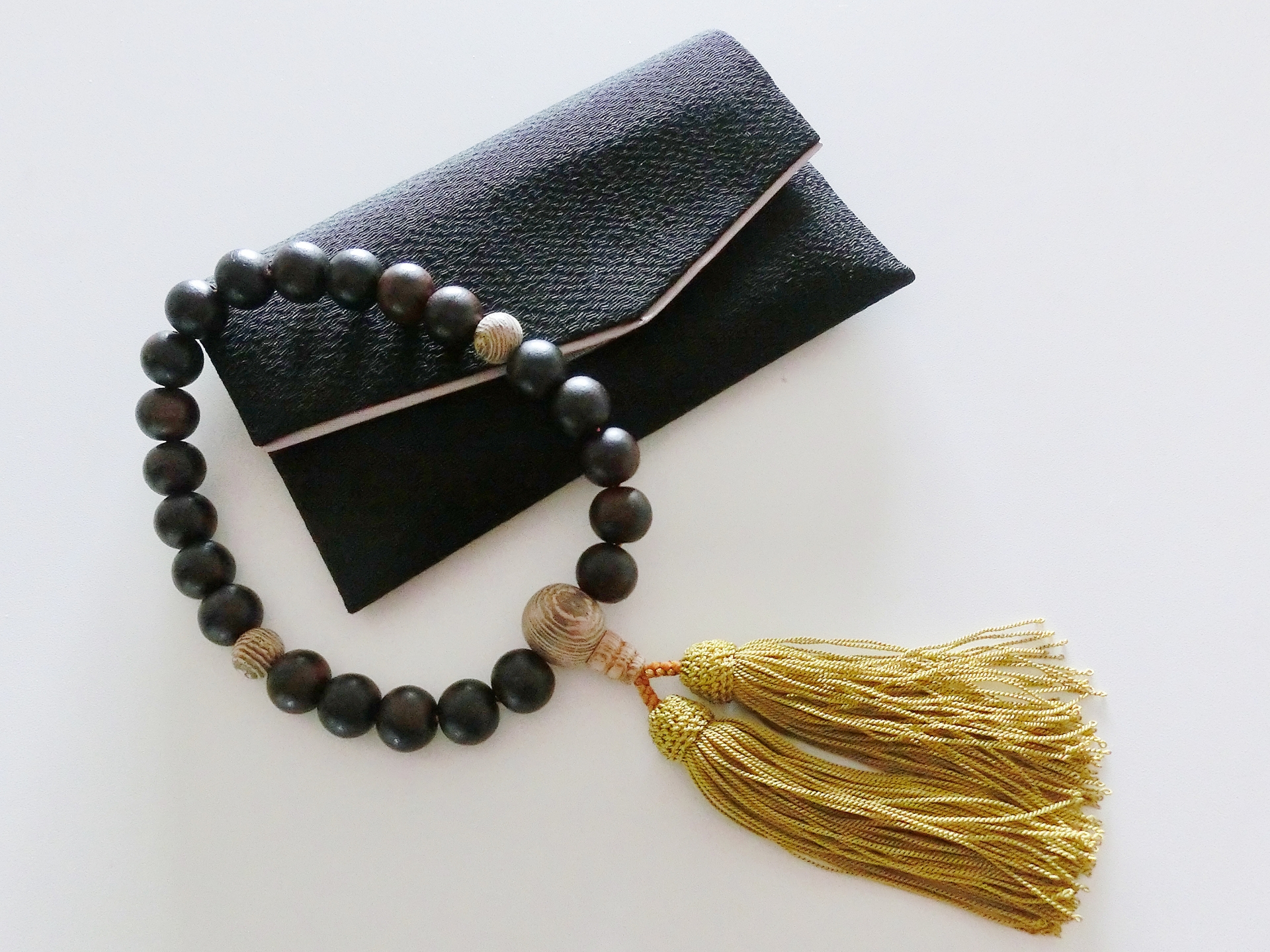 数珠には男性用や女性用があるの？数珠について徹底解説