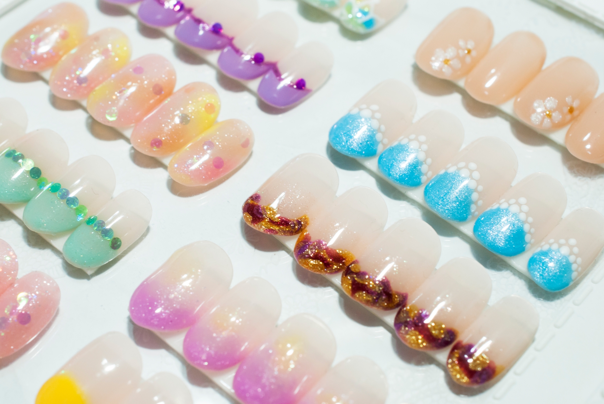 急なお葬式があった場合、ネイルは落とすべき？隠しても問題はないのか